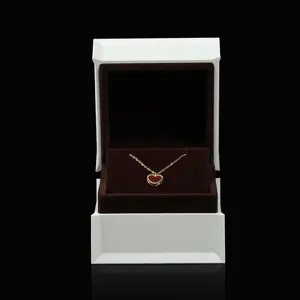 Elegante weiße Schmuckschatulle mit roter Herz-Halskette für stilvolle Geschenke.