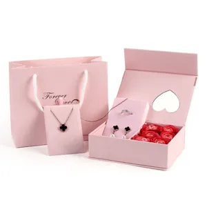 Coffret cadeau de bijoux rose avec décoration de rose, collier, boucles d'oreilles et bague.