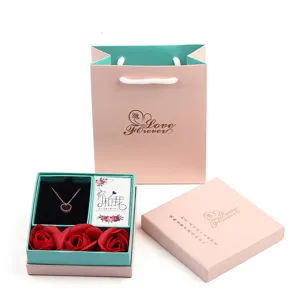 Coffret cadeau de Saint Valentin avec collier cœur et roses en savon pour femme.