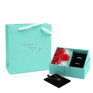 Coffret cadeau de bijoux pour Saint-Valentin avec roses en savon et présentoir de colliers chic.