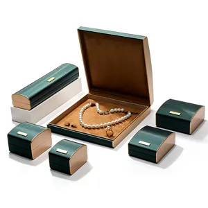 Luxe groen geborsteld lederen sieradendoosjes met gouden randen voor ringen, kettingen, armbanden.