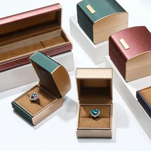 Luxe boogvormige sieradendoos van geborsteld leer met gouden rand voor ringen en armbanden