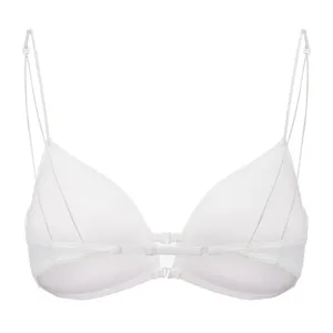 Gedetailleerd uitzicht op de voorsluiting van een witte draadloze driehoekbralette met bandjes.