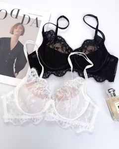 Conjunto de sujetador de encaje sexy con copas finas, elegante diseño floral bicolor.