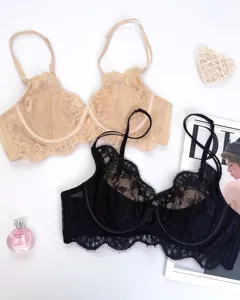Vista detallada del conjunto de sujetador de encaje sexy en nude y negro, encaje floral fino.