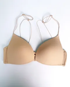 Gedetailleerd overzicht van de naadloze push-up bh met voorsluiting en dubbele spaghettibandjes.