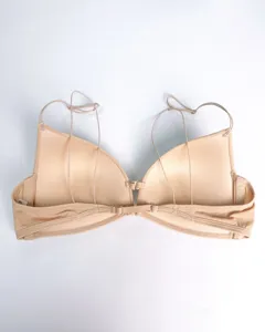 Gedetailleerd overzicht van de nude beugelloze bh met voorsluiting en fijne bandjes.