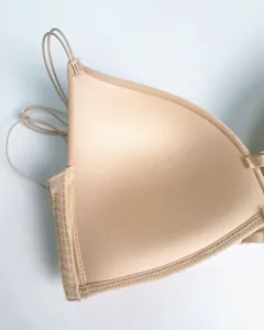 Close-up van de nude bh-cup met fijne dunne bandjes en een zacht en comfortabel beugelloos design.