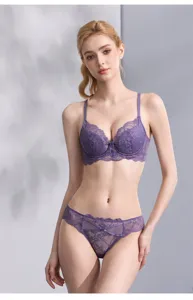 Ensemble de lingerie en dentelle sexy pour femme, soutien-gorge fin et culotte assortie.
