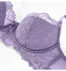 Gros plan detaille d'un soutien-gorge elegant en dentelle violette aux motifs floraux.