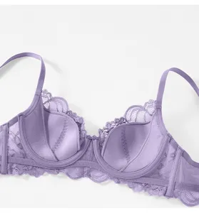 Vue détaillée de soutien-gorge en dentelle, armatures souples en violet élégant pour tous.