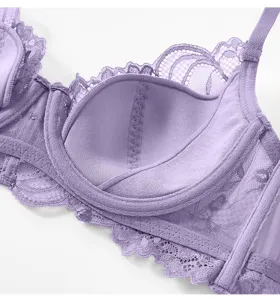 Gros plan détaillé du bonnet de soutien-gorge en dentelle violette, armatures douces.