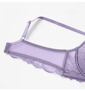 Vue détaillée du soutien-gorge en dentelle française violette avec motifs délicats et ailes.