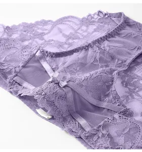 Gros plan détaillé de sous-vêtements en dentelle violette avec un nœud délicat.