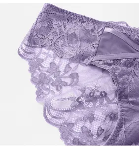 Sous-vêtement féminin en dentelle violette style français motif floral et détail de maille