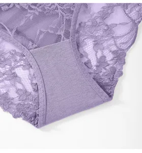 Gros plan détaillé de culottes en dentelle violette pour femmes avec des motifs floraux.