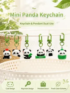 Vue détaillée du porte-clés panda mignon montrant divers motifs de dessins animés et crochets.