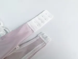 Detalle de cierre de sujetador de satén y malla, diseño de ropa interior sin costuras.