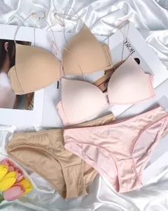 Gedetailleerd close-up van de sexy bh met voorsluiting en bijpassend ondergoed setje.