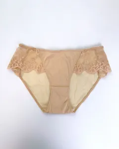 Vista detallada bragas de encaje beige, delicado borde floral lateral, tela suave, plano.
