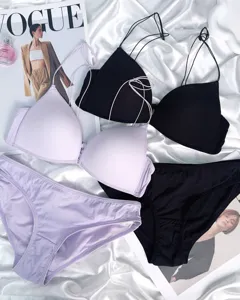Dames sexy lingerieset met beugelloze bh met voorsluiting en slip in paars en zwart.
