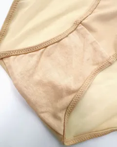 Vista detallada de ropa interior de mujer con tela transpirable y algodón suave.