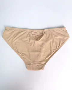 Gedetailleerd overzicht van comfortabele beige damesdames met stijlvolle V-kruisbandjes.