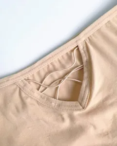 Nude dames beha zonder beugel detailopname, V-hals kruisbandjes close-up weergave.