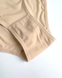 Detailopname van naadloze dames slip in nude met zachte stof en fijne stikselafwerking.