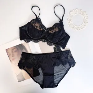 Conjunto de sujetador y braguita de encaje negro, diseño de malla transparente, lencería elegante.