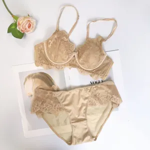 Conjunto de sujetador y bragas de encaje sexy en nude, lencería floral ligera para mujer.