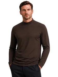 Vista detallada de la camiseta térmica de manga larga con cuello alto marrón para hombre.