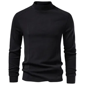 Detalle de camiseta térmica negra de manga larga para hombre con textura suave y cuello alto.