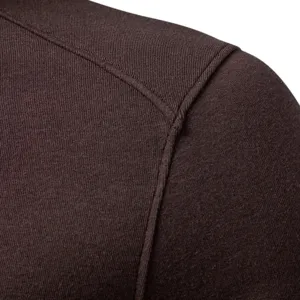 Detalle de hombro de camiseta termica para hombre, capa base de manga larga marron