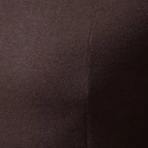 Primer plano de la textura del tejido térmico marrón oscuro, vista detallada del material.