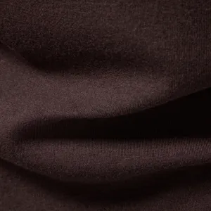 Vista detallada de tela de camiseta térmica marrón oscura para hombre con textura y pliegues.