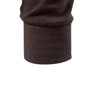 Vista detallada del puño de la camiseta térmica marrón para hombre, textura de punto suave y cálida.