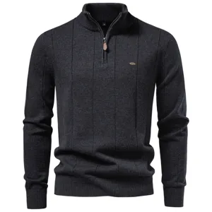 Nahaufnahme des dunkelgrauen Herren-Strickpullovers mit Stehkragen und Reißverschluss.