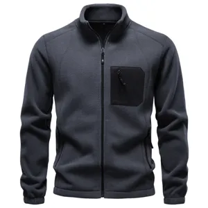 Dunkelgraue Fleecejacke im Detail mit Stehkragen, Frontreißverschluss und Brusttasche.