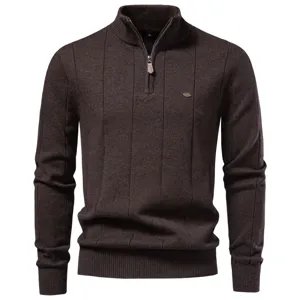Nahaufnahme des eleganten Stehkragens mit halbem Reißverschluss am braunen Herrenpullover.