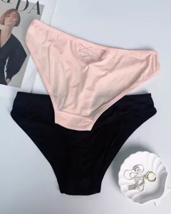 Detailopname van sexy lage taille slip voor dames met kruisuitsparing en ademende stof.