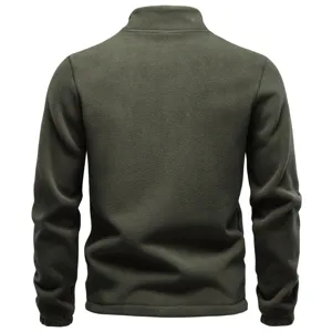 Rückansicht Detail der einfarbigen dunkelgrünen Herren Fleecejacke mit feiner Textur.