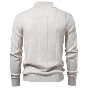 Herren Strickpullover Rückseite Detail, einfarbiger beiger Rippstrick Stehkragen Pullover.