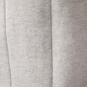 Nahaufnahme der Strickwaren-Textur für Herren aus weicher Baumwolle mit feinen Streifen.