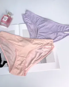 Detailweergave van dames effen kleur lage taille slip, roze en paarse ademende stijlen.