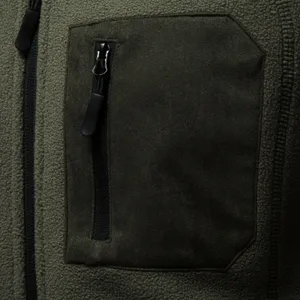 Nahaufnahme der Brusttasche an einer olivgrünen Herren Fleecejacke mit Reißverschluss.