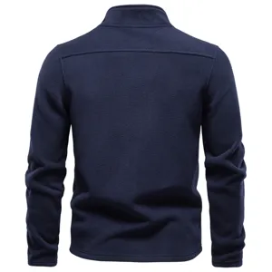 Herren Fleecejacke Rückseite Detail in Dunkelblau mit weichem Stoff und bequemem Stehkragen.