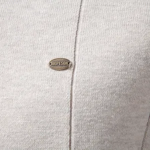 Nahaufnahme der Texturdetails des Baumwoll-Herren-Strickpullis mit Metall-Markenetikett und Naht.
