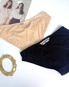Gedetailleerd overzicht van sexy lage taille slip voor dames met gekruist rugdesign.