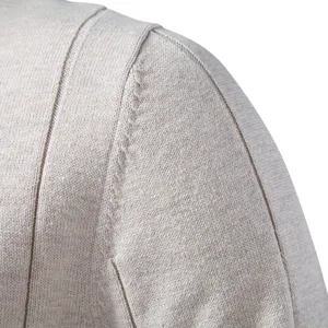 Nahaufnahme der Schulterdetail des Herren Strickpullovers mit feiner Textur und Verarbeitung.